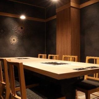 【개인실|5~10분까지】연회 개인실도 준비 가능합니다.2층 플로어에 있는 개인실을 조합하면 최대 10분이 이용하실 수 있는 넓은 개인실로 바뀝니다.가족 식사와 팀 술자리, 미팅 등 폭넓은 장면에서 활용하세요.