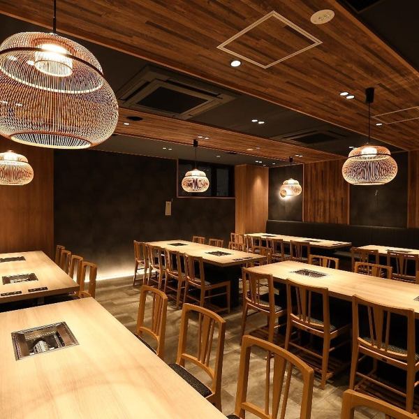 【広々宴会フロア】貸切宴会場をお探しの幹事様必見。当店の3階フロアでは、最大50名様までの大人数宴会が可能です。歓送迎会、企業様のご宴会、打ち上げなど各種お集まりにおすすめ。フロアごと貸切できるので、他のお客様を気にせず賑やかに楽しめます。開放感あふれる広々空間で、お料理とお酒をどうぞ満喫ください。