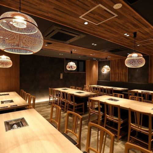 <p>【広々宴会フロア】貸切宴会場をお探しの幹事様必見。当店の3階フロアでは、最大50名様までの大人数宴会が可能です。歓送迎会、企業様のご宴会、打ち上げなど各種お集まりにおすすめ。フロアごと貸切できるので、他のお客様を気にせず賑やかに楽しめます。開放感あふれる広々空間で、お料理とお酒をどうぞ満喫ください。</p>