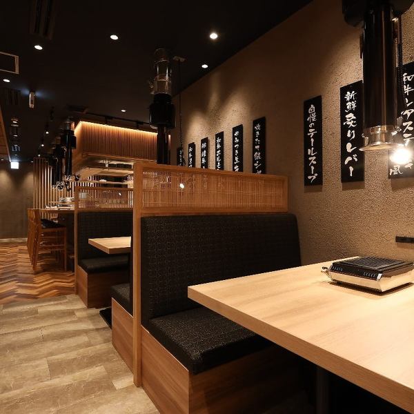 【くつろぎのボックス席】周囲の視線を気にせず、ゆったりと過ごせるボックスソファー席へのご案内も可能です。2～4名様でご利用いただけますので、ご友人との会食やデートにもぴったり。背もたれが高いため、プライベートに楽しめるのも魅力です。 座り心地の良いソファーが、大切な方との会話をより一層弾ませます。