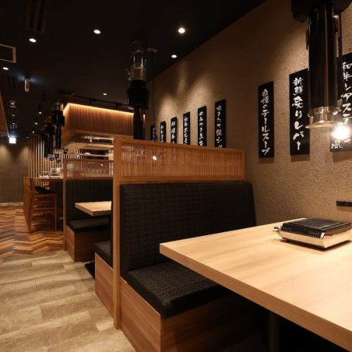 <p>【くつろぎのボックス席】周囲の視線を気にせず、ゆったりと過ごせるボックスソファー席へのご案内も可能です。2～4名様でご利用いただけますので、ご友人との会食やデートにもぴったり。背もたれが高いため、プライベートに楽しめるのも魅力です。 座り心地の良いソファーが、大切な方との会話をより一層弾ませます。</p>