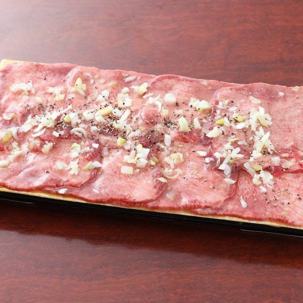 口の中でとろける脂と、出汁の旨み。手間暇かけて作り出す「人気！極みとろタン」をぜひご堪能ください。