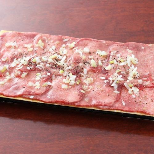 口の中でとろける脂と、出汁の旨み。手間暇かけて作り出す「人気！極みとろタン」をぜひご堪能ください。