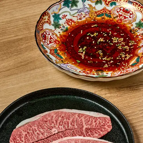 お肉の旨みを引き立てる、当店こだわりのタレ