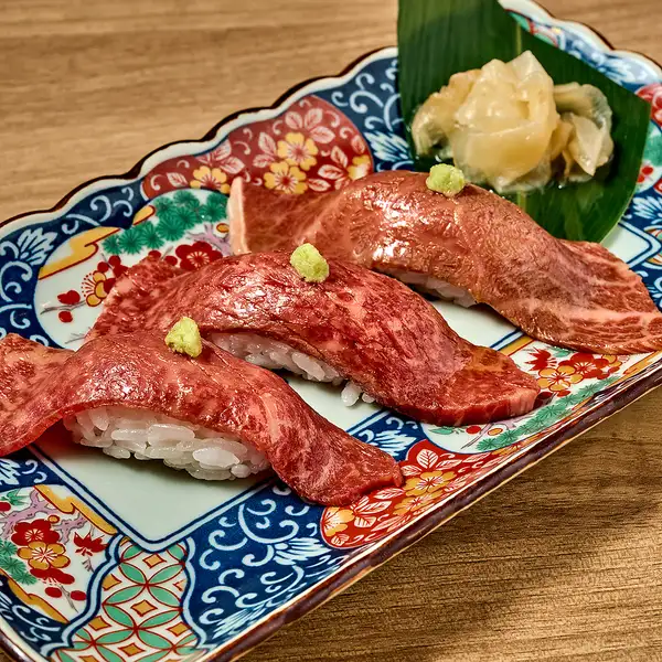 ブランドより質を追求した「一頭買い」。鮮度抜群の肉前菜や肉寿司で、肉本来の美味しさをお届け。