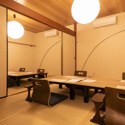 <p>【くつろげる個室お座敷】歓送迎会や会社宴会、女子会、記念日など、様々なシーンでご利用いただけます。2階は50名までの貸切が可能で、3部屋もありますので、40名までの団体様にも対応可能です。鶏は京都赤鳥を使った料理が自慢のお店で、おいしいお料理と楽しいひとときをお届けします！お気軽にお問い合わせください☆</p>