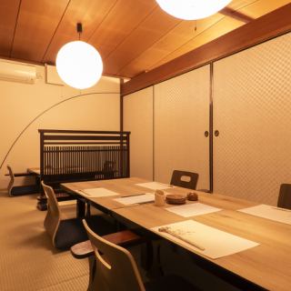 ≪二階≫宴会利用でもお一人様でもご来店しやすいと大好評の当店。2階には6名様まで利用できるお座敷のお席がございます。心が休まるようなホッと一息つける空間です。会社帰りの飲み会や仲の良いご友人との宴会、女子会などの利用にもおすすめです◎お席についての相談やご予約などがございましたらお問い合わせください。