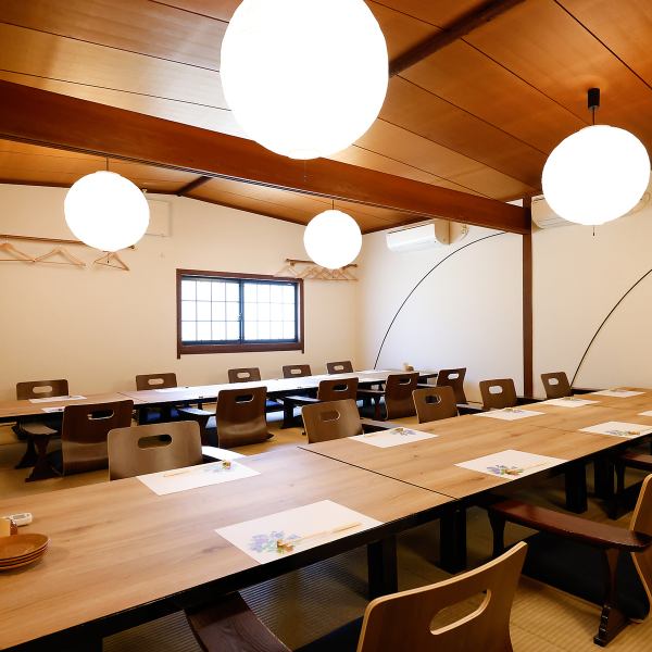 2階には50名様までの貸切スペース、3部屋には40名様が快適に過ごせるお部屋があります。大小様々なお部屋で、あなたの特別な時間を演出します。こだわりの調味料には国産大豆を使用した醤油を使い、魚介は当日の市場で店主自ら仕入れ、一番の新鮮さを提供します！おいしい料理と楽しいひとときをお楽しみください♪
