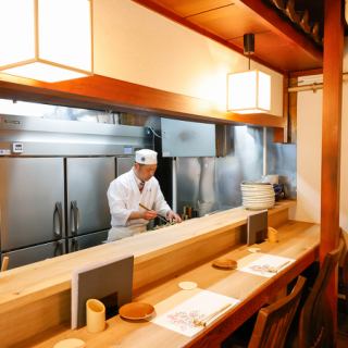 ≪一階≫1名様から気軽にご利用いただけるカウンター席がございます。お仕事帰りやちょっとした休憩にも最適◎目の前で調理されるお料理を楽しみながら、ゆったりとした時間をお過ごしください。ご来店人数に合わせてお席をご案内いたします。ご予約などその他ご相談がございましたら、ぜひお気軽にお問い合わせください。