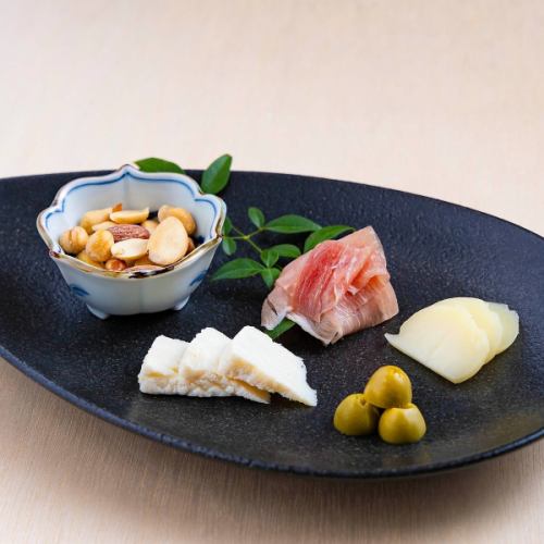 九州産チーズと生ハムとミックスナッツの盛り合わせ
