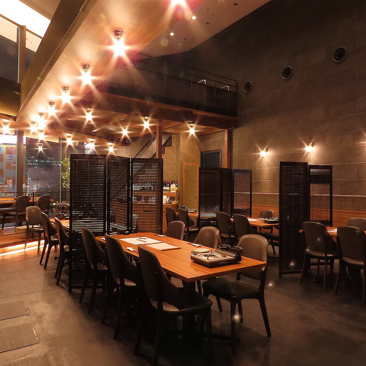 天井が高く広々とした当店はパーティーや宴会にもおすすめ◎
