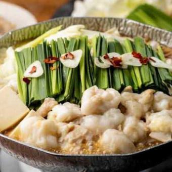 【5,000円コース】選べるもつ鍋と明太子含む前菜、鮮魚3点盛、豚骨炊き餃子など人気料理を味わう
