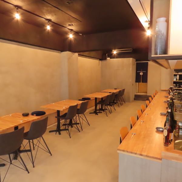 モダンでスタイリッシュな店内は居心地の良さを感じる雰囲気を醸し出しております。普段使いや宴会、デートなど幅広いシーンに対応する店内です♪常にメニューなどを更新し、常に新鮮なお店としてご来店いただけるようご準備してお待ちしております！