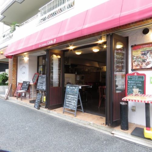 Open 365 days a year, from 11:30 AM to 10:00 PM.