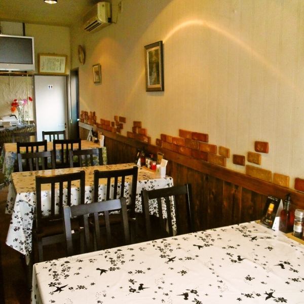 テーブルのお席は4名様掛けテーブルを3卓と８名様掛けテーブルを２卓ご用意しております。女子会や会社の同僚との飲み会など、小規模のご宴会にはピッタリのお席となっております。また、テーブルは繋げて利用することもできますので、大規模のご宴会でもご利用いただけます◎