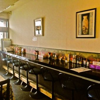 カウンターは7席ご用意がございますので、お一人のお客様や並んでお食事を愉しまれる方にはぴったりのお席となっております。