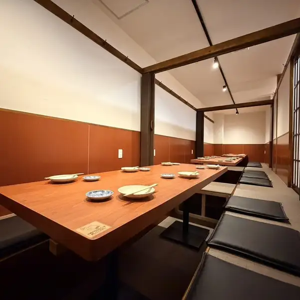 【掘りごたつ席】ゆったり寛げる掘りごたつ席は各種宴会に最適です。和の趣を感じる落ち着いた空間となっており、会社の集まりや大切なご友人との飲み会を心ゆくまでお楽しみいただけます。足を伸ばしてリラックスできるお席で、自慢の料理とこだわりのお酒を味わいながら、日頃の疲れを癒やすひとときに最適です。