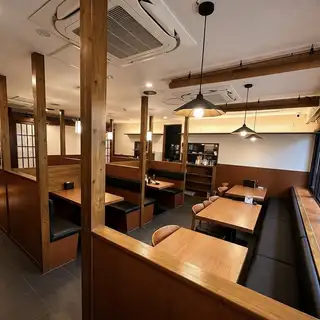 和モダンな雰囲気が広がるテーブル席。落ち着いた照明とゆとりあるレイアウトで、少人数のお食事から各種飲み会まで快適にお過ごしいただけます。開放感と居心地の良さを兼ね備えたテーブル席。気軽な一杯からご宴会まで幅広く利用できる、居心地抜群の空間をご用意しております。