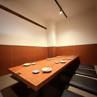 落ち着いた雰囲気の完全個室を完備。周りを気にせずゆったりと過ごせる空間は、接待や会食、会社宴会、ご友人との飲み会など幅広いシーンにおすすめです。