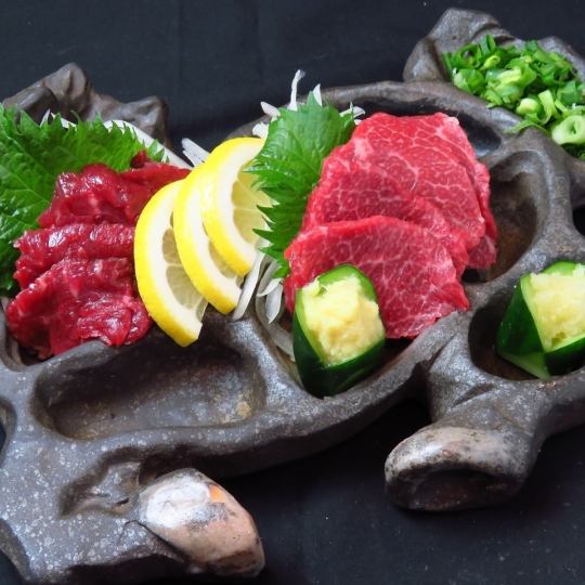 马肉生鱼片拼盘、马肉串、荷尔蒙炖菜等 [乡土料理套餐] 共计9道菜7,000日元，含120分钟无限畅饮