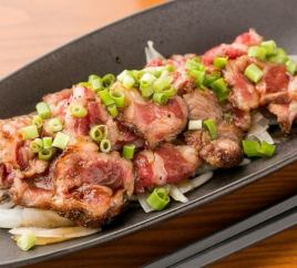 Horse meat roasted tataki ponzu.Enjoy the horse meat that has been roasted over a high-temperature charcoal fire with ponzu vinegar and yuzu kosho.We thoroughly manage the physical condition of the staff, thoroughly mask, and disinfect.
