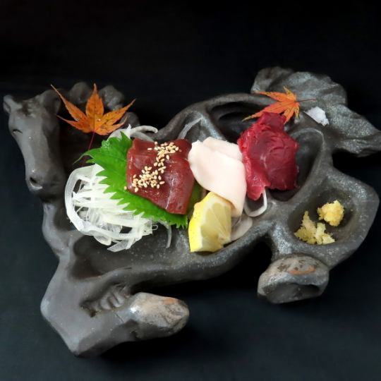 [Perfect for parties and business trips during your trip to Kumamoto!] We offer a variety of local dishes, including Kumamoto's specialty horse sashimi!