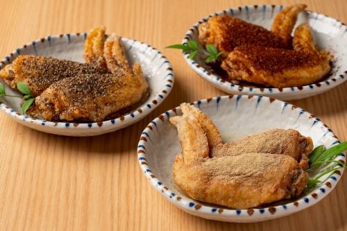 ビールにぴったり！やみつき必至赤白黒の手羽先の唐揚げ