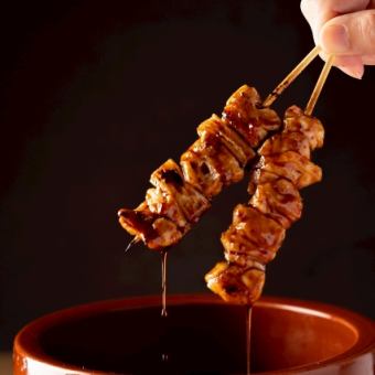 【創業以来の味】鶏の出汁を丁寧に煮出し甘辛く奥深い味わいに仕上げた自家製だれ