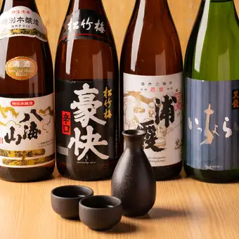 【高級暢飲】啤酒、高球、雞尾酒、高級燒酒和清酒暢飲 120 分鐘，售價 2,500 日圓。