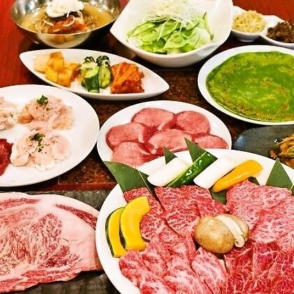 Includes 2 hours of all-you-can-drink. A wide variety of great value courses are also available! Starting at 4,950 JPY (incl. tax) A5-ranked Japanese black beef and carefully selected offal