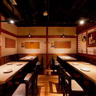和モダンな雰囲気ある広々テーブル席！和モダンな雰囲気の店内は、肩ひじ張らずに宴会をお楽しみ頂けます！池袋駅から徒歩1分の好立地なので集合・解散もスムーズ！飲み会や宴会だけでなく、接待、女子会、合コンなど様々なシチュエーションにおすすめです！当日予約も承っておりますのでお気軽にご利用ください！
