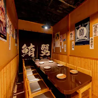 グループでの飲み会や宴会におすすめのテーブル席！仲間内での飲み会や宴会に最適なテーブル席！お仕事帰りに会社の同僚とサクッと飲みたい時、女子会などにも気軽に使えるお席です！ゆったりとした空間で当店自慢の料理と美味しいお酒をお楽しみください！お席のご相談やご希望などもお気軽にお問い合わせください！