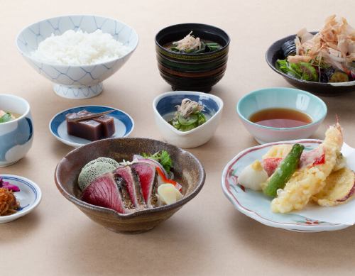 Seared Japanese set meal Standard set meals such as bonito, tempura, and chawanmushi