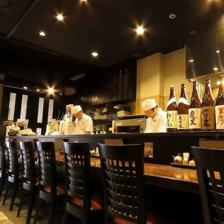 ゆったりとお寛ぎ頂けるカウンターも。一人呑みにも。落ち着いた雰囲気の店内。仕事帰りにちょっと一杯呑みたいときなどにはカウンター席へどうぞ。また、カウンターならではの板前さんとの会話も大切な肴です。お一人でのご来店もお待ちしております。