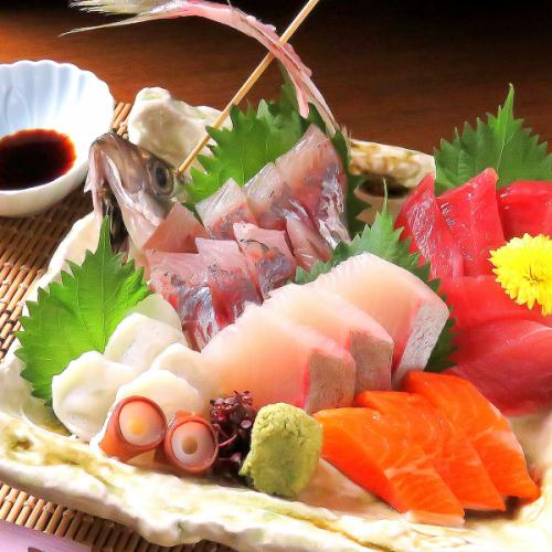 濱しょう自慢の「お造り盛り合わせ」1500円(税込)～ご予算に応じてご用意いたします。