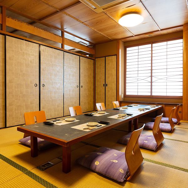 We can also accommodate banquets for large groups.We will prepare a tatami mat seat that is divided up to the open space, from small banquets to a maximum of 80 people according to the number of guests.The tatami mat seats are well received by customers with small children.Please use it for dinner with your family and relatives.