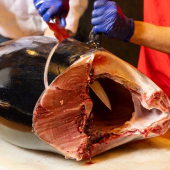 February 16th (Mon) 19:15~ [Raw Tuna Cutting Show] A chef skillfully cuts up a giant tuna!