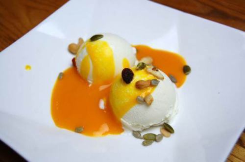 Vanilla ice cream with mango sauce