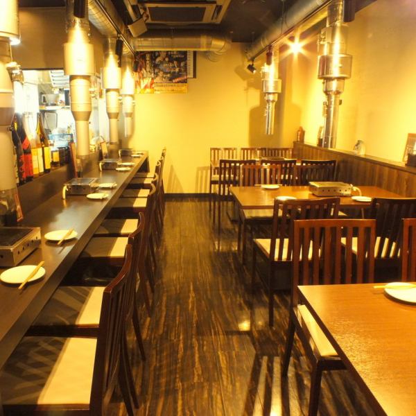 [Table seats up to 6 people x 3] [Chartered 15 to 30 people] [Sofa seats up to 6 people x 1] [Counter 8 seats] The interior is bright and warm. [Gion / Gion Shijo / Kawaramachi / Yakiniku / Meat / Steak / Shabu-shabu / Sukiyaki / Anniversary / Birthday / Date / Banquet /]