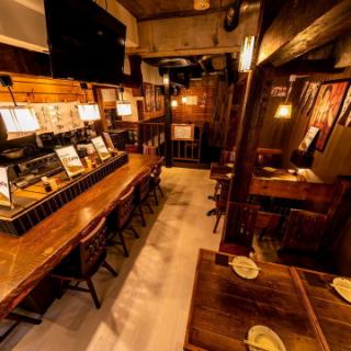 店内奥には、おこもり感あるテーブルソファ席◎豊富なお酒とお料理で寛ぎの時間をお過ごしください。