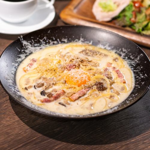 とろける卵黄のスープカルボナーラ