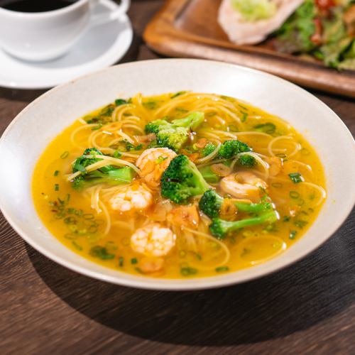 海老の旨味が溶け込むスープペペロンチーノ