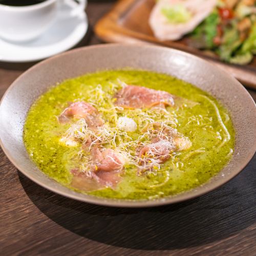 生ハムとモッツァレラのスープジェノベーゼ