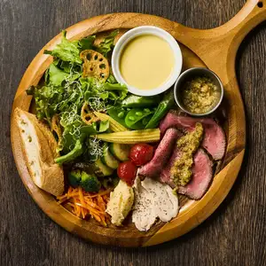 A delicious lunch plate featuring summer vegetables and roast beef.