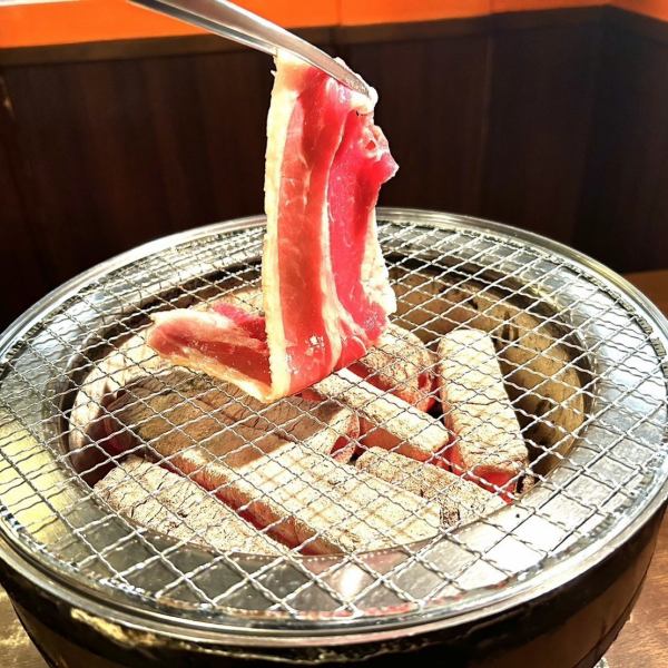 炭火でじっくり焼き上げてから頂くお肉は格別です・・・。炭火焼肉専門店でしか味わえないお肉をご賞味ください。