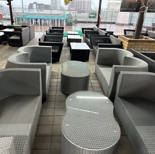 《雨の日やお子様連れでも安心◎》当店はお外のお席の他にも雨の日やお子様連れでも安心な店内席もご用意しております!店内席は禁煙席ですのでご安心ください★　毎月お得クーポン配信予定→要チェック！みんなでワイワイビアガーデン宴会♪