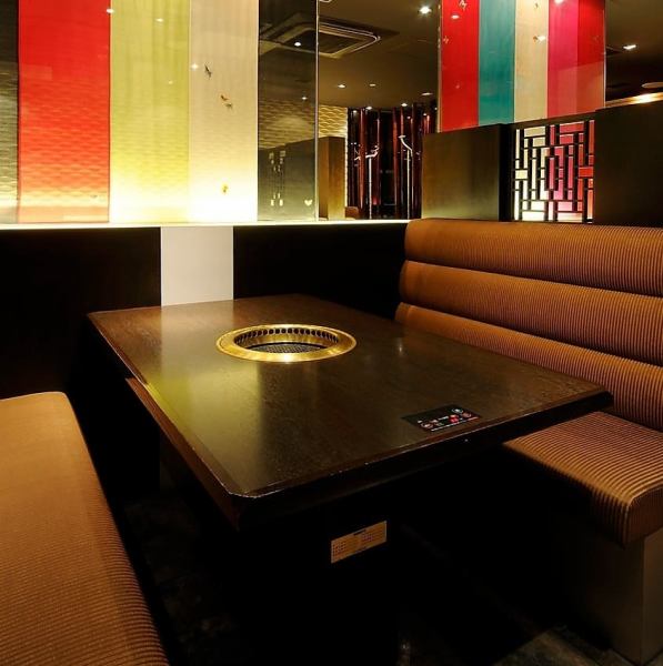 【ご家族や女子会利用に♪】プライベート感のある４～８名様の個室はご家族や女子会等、お仲間同士の会食にぴったりです。赴きある韓国風建築の落ち着いた個室や、大型宴会も可能な上質な空間の個室などをご用意。気品に満ちたゆったり空間でごぜひ皆様でお食事をお楽しみください☆※個室予約はお電話にて承ります。