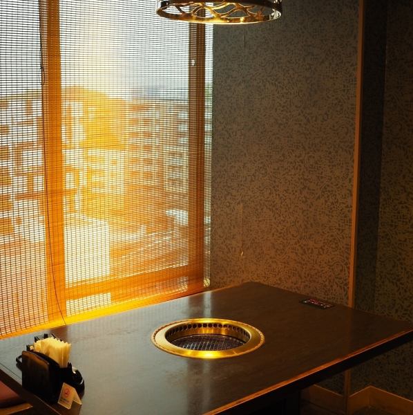 【匂いも気にせず安心してご利用いただけます♪】当店は全席無煙ロースター完備なので、匂いや煙などを気にせずに安心して焼肉ををお楽しいただけます！ですので女子会やご家族でのご利用にも◎個室のゆったり空間で足を伸ばしてお寛ぎいただけます！食べ放題はもちろん、特別な宴会には黒毛和牛コースもぜひどうぞ☆
