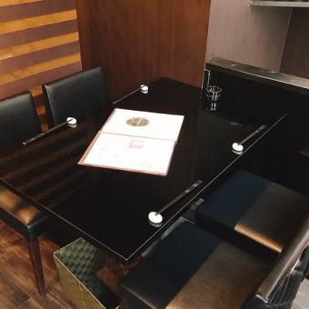 一个基于黑色的桌子和一个类似的基于黑色的椅子。在平静的室内环境中享受以您为荣的创意菜肴。