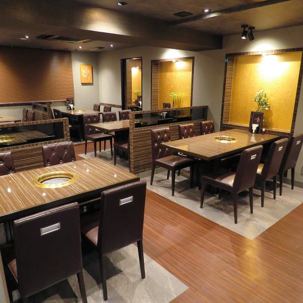 【周りを気にせずゆったり過ごせます！】席ごとに仕切りが設けられ、落ち着いた空間で焼肉をお愉しみいただけます。デートや接待、ちょっとリッチなご宴会など幅広くご利用下さい！